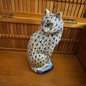 ANDREA by Sadek Blue and White fishnet cat hand-painted porcelain